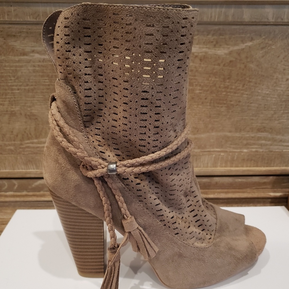 Khaki suede peeptoe boot